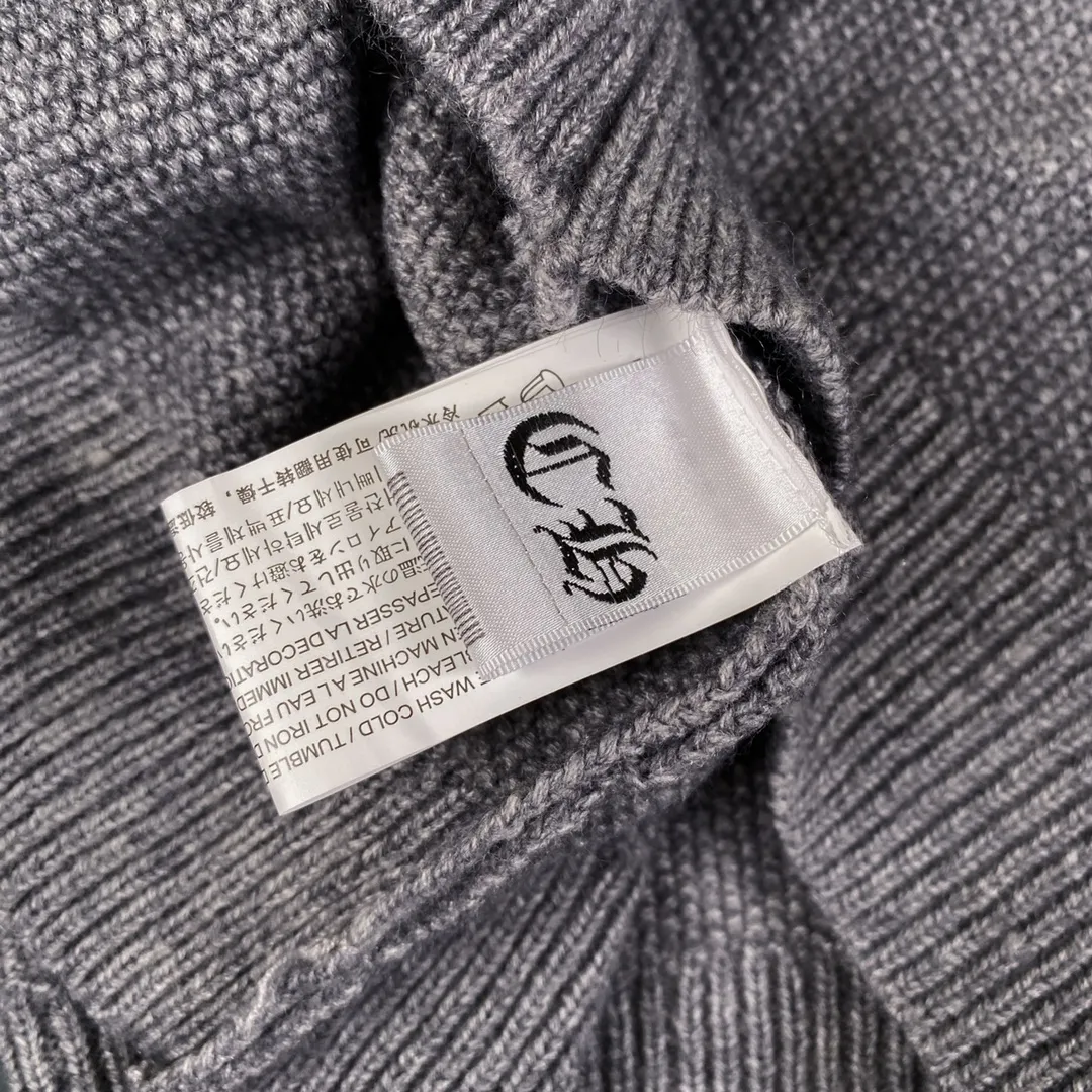 P280 ChromeHearts popular Chrome Hearts CH Sanskrit horseshoe cross embroidery button cardigan jacket raglan sleeve sweater, contrasting color splicing raglan round neck knitted sweater, unique knitting texture, soft and skin-friendly, classic pattern embroidery on the front and back. Retro chic. The contrasting color raglan sleeve design and the thick stitching craftsmanship at the joints make it look great when worn alone or layered! The fit is loose and slimming! Fashionable patchwork colored sweater, colorfully intertwined, with clear layers, warm and slimming. Whether worn alone or layered, you can easily control various styles and show your personal charm. The raglan sleeves are shoulder-width in contrasting colors and have ultra-detailed embroidery on the front and back, giving it a casual street feel. It looks great when worn alone! The sleeves are designed with contrasting colors and seams, and the round neck style reveals the neck and flatters the face shape! Wool blend knitted fabric, soft, comfortable and warm to the touch. Contrasting color design➕Loose fit, not flattering on your body shape and slimming, not to mention how easy it is to wear! Basic, versatile and fashionable classic! Black and white are versatile! Black and gray high-end! Couples get involved!  Color: black and white/black gray Size: S~M~L